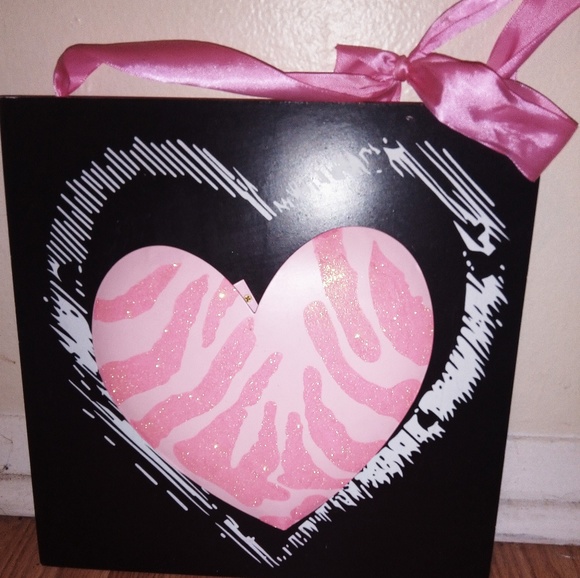 Cute pink and black heart sign - Picture 1 of 2